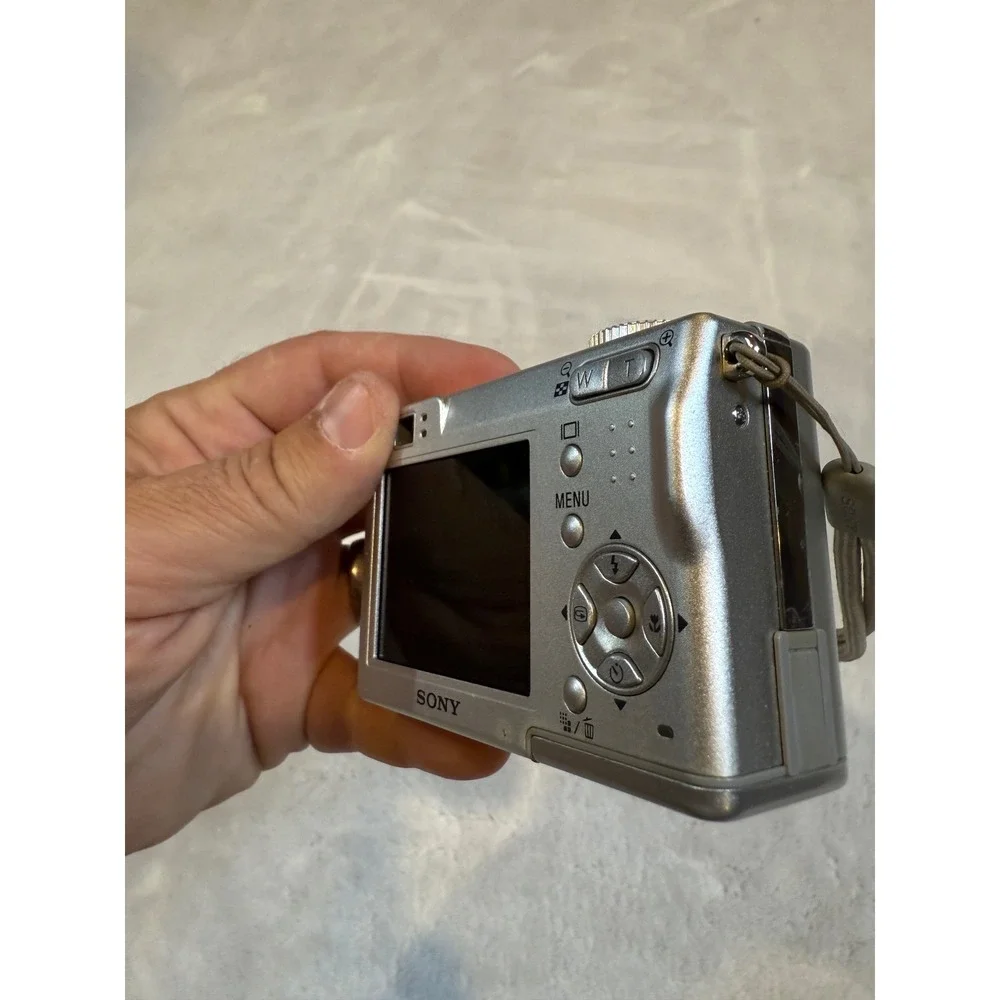 Sony Cyber-shot DSC-W7 7.2MP Digital Camera Silver Carl Zeiss Lens For Parts
